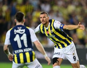 PADANG MEDIA - Dzeko: Pahlawan Fenerbahce dalam Kemenangan 2-0